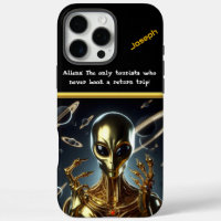 Figura de alienígena dorado entre los anillos cósm