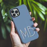 Funda iPhone 16 Pro Max Iniciales de monograma moderno de gris azul contem<br><div class="desc">Los Fundas Pro Max de Modern Blue Gray Monogram Iniciales Contemporáneas Phone 16 presentan un monograma personalizado de su personalizado en tipografía de escritura moderna. Perfecto para familia y amigos por cumpleaños,  Navidades,  vacaciones,  Día de la Madre,  Día del Padre y más. Diseñado por ©2024 Evco Holidays www.zazzle.com/store/evcoholidays</div>
