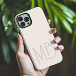 Funda iPhone 16 Pro Max Iniciales modernas de monograma de conchas marinas<br><div class="desc">Los Fundas Modern Seashell Monogram Iniciales Contemporáneos Phone 16 Pro Max presentan un monograma personalizado de su personalizado en tipografía de escritura moderna. Perfecto para familia y amigos por cumpleaños,  Navidades,  vacaciones,  Día de la Madre,  Día del Padre y más. Diseñado por ©2024 Evco Holidays www.zazzle.com/store/evcoholidays</div>