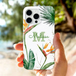 Funda iPhone 16 Pro Max Isla Tropical Monograma Floral Guión Dorado Blanco<br><div class="desc">Sorprendentes, sofisticadas, coloridas, aves acuarelas tropicales de flores paradisíacas, falso purpurina de oro y escritura caligráfica personalizada con un audaz comienzo de monograma, superponen un elegante y ventilado fondo blanco en esta moda, elegante y moderna caja de teléfonos celulares. Personaliza con tu nombre y monograma. Hace una declaración divertida y...</div>