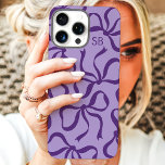 Funda iPhone 16 Pro Max Monograma de arco morado<br><div class="desc">Vestimenta tu teléfono con estilo con esta moda y la caja de teléfono púrpura de moda! Este funda, con un divertido patrón de arcos dibujados a mano y personalizado con su monograma, es la combinación perfecta de moda y función. Fabricado con materiales duraderos para proteger tu teléfono de golpes y...</div>