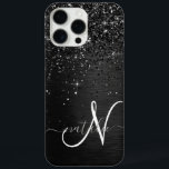 Funda iPhone 16 Pro Max Monograma de espuma de Purpurina negro personaliza<br><div class="desc">Personalice fácilmente este elegante diseño de estuches de teléfono de moda con purpurina brillante negro de bonito sobre fondo metálico cepillado negro.</div>