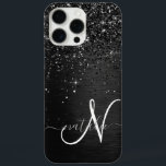 Funda iPhone 16 Pro Max Monograma de espuma de Purpurina negro personaliza<br><div class="desc">Personalice fácilmente este elegante diseño de estuches de teléfono de moda con purpurina brillante negro de bonito sobre fondo metálico cepillado negro.</div>