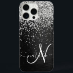 Funda iPhone 16 Pro Max Monograma de espuma negra Purpurina plateado perso<br><div class="desc">Personaliza fácilmente este elegante diseño de estuches de teléfono de moda con purpurina brillante de plata de bonito sobre fondo metálico cepillado negro.</div>
