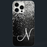 Funda iPhone 16 Pro Max Monograma de espuma negra Purpurina plateado perso<br><div class="desc">Personaliza fácilmente este elegante diseño de estuches de teléfono de moda con purpurina brillante de plata de bonito sobre fondo metálico cepillado negro.</div>