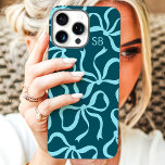 Funda iPhone 16 Pro Max Monograma de flujo verde azulado<br><div class="desc">Vestimenta tu teléfono con estilo con esta moda y la moderna caja de teléfonos verde azulados! Este funda, con un divertido patrón de arcos dibujados a mano y personalizado con su monograma, es la combinación perfecta de moda y función. Fabricado con materiales duraderos para proteger tu teléfono de golpes y...</div>