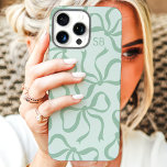 Funda iPhone 16 Pro Max Monograma de inflexión verde<br><div class="desc">Vestimenta tu teléfono con estilo con esta moda y la estufa de teléfono verde a la moda de la menta. Este funda, con un divertido patrón de arcos dibujados a mano y personalizado con su monograma, es la combinación perfecta de moda y función. Fabricado con materiales duraderos para proteger tu...</div>