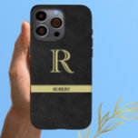 Funda iPhone 16 Pro Max Monograma de textura de cuero negro oro<br><div class="desc">Monograma y nombre personalizados. Textura de cuero negro con letras elegantes de oro (no cuero real). Sofisticada idea de regalo del día del padre para el padre o el abuelo (esposo/otro significativo). También podría ser una idea perfecta de regalo de vacaciones o retiro. si necesitas ayuda de diseño o una...</div>