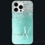 Funda iPhone 16 Pro Max Monograma del Purpurina plateado Metalizado cepill<br><div class="desc">Personaliza fácilmente este diseño de estuche de teléfono de moda de moda con purpurina brillante de bonito plateado sobre un fondo metálico verde azulado cepillado.</div>
