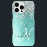 Funda iPhone 16 Pro Max Monograma del Purpurina plateado Metalizado cepill<br><div class="desc">Personaliza fácilmente este diseño de estuche de teléfono de moda de moda con purpurina brillante de bonito plateado sobre un fondo metálico verde azulado cepillado.</div>