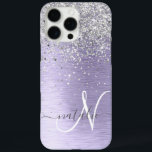 Funda iPhone 16 Pro Max Monograma del Purpurina plateado Metalizado cepill<br><div class="desc">Personaliza fácilmente este diseño de estuche de teléfono de moda de moda con purpurina brillante de bonito plateado sobre un fondo metálico morado.</div>