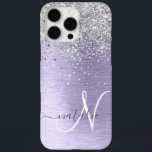 Funda iPhone 16 Pro Max Monograma del Purpurina plateado Metalizado cepill<br><div class="desc">Personaliza fácilmente este diseño de estuche de teléfono de moda de moda con purpurina brillante de bonito plateado sobre un fondo metálico morado.</div>