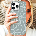 Funda iPhone 16 Pro Max Monograma Dusty Sage Bow<br><div class="desc">Vestimenta tu teléfono con estilo con esta moda y la moderna caja de teléfono de sabios polvorientos. Este funda, con un divertido patrón de arcos dibujados a mano y personalizado con su monograma, es la combinación perfecta de moda y función. Fabricado con materiales duraderos para proteger tu teléfono de golpes...</div>