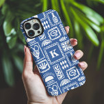 Funda iPhone 16 Pro Max Monograma Modelo de resumen de color blanco azul m<br><div class="desc">Monograma Patrón de resumen azul moderno para teléfono Funda para iPhone 16 Pro Max presenta un patrón de objetos abstractos con su monograma personalizado en el centro. Un regalo perfecto para ella para Navidades, cumpleaños, Día de la Madre y más ya sea novia, hermana, madre, amigos. Creado por Evco Studio...</div>
