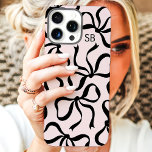 Funda iPhone 16 Pro Max Monograma Rubor Y Black Bow<br><div class="desc">Vestimenta tu teléfono con estilo con esta moda y estuche de teléfono negro y rosa de moda. Este funda, con un divertido patrón de arcos dibujados a mano y personalizado con su monograma, es la combinación perfecta de moda y función. Fabricado con materiales duraderos para proteger tu teléfono de golpes...</div>