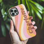 Funda iPhone 16 Pro Max Nombre personalizado de la ola de vintage Girly Re<br><div class="desc">Los estuches de teléfono Pro Max de Girly Retro Vintage Wave Personalizado Nombre iPhone 16 Pro Max cuentan con una onda retro en tonos rosa, naranja y blanco con tu nombre personalizado en un elegante y moderno guión acentuado. Personalice editando el texto en el cuadro de texto proporcionado. Perfecto para...</div>