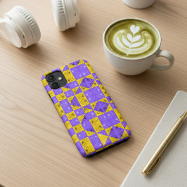Funda iPhone 16 Pro Max Patrón floral de tablero de ajedrez de oro morado