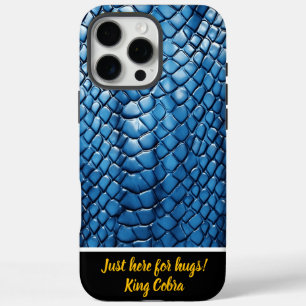Funda iPhone 16 Pro Max Piel de serpiente azul vivo brillando bajo luz sua