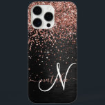 Funda iPhone 16 Pro Max Rosa personalizado Purpurina de oro Monograma de e<br><div class="desc">Personaliza fácilmente este elegante diseño de estuches de teléfono de moda con purpurina rosa de oro brillante en un fondo metálico negro cepillado.</div>