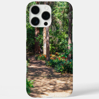 Funda iPhone 16 Pro Max un sendero en el jardín con flores naranjas