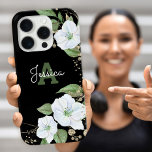 Funda iPhone 16 Pro Moda de escritura floral de color dorado negro<br><div class="desc">Una moda, impresionante, sofisticada, blanca y falsa purpurina dorada acuarela floral con tipografía de escritura personalizada y un monograma tipo san serif superponen inicialmente un dramático fondo negro en esta moda, elegante y moderna caja de teléfonos celulares. Personaliza con tu nombre y monograma. Hace una declaración divertida y elegante cada...</div>