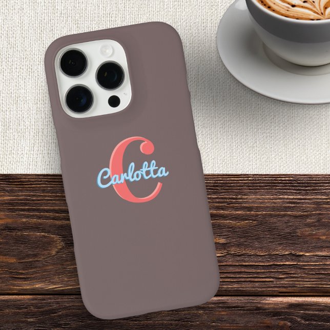 Funda iPhone 16 Pro Moda Estilo Mocha Brown Monograma Nombre inicial (A chic phone case in mocha brown, with red and blue initial and name forming a custom monogram)