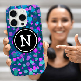 Funda iPhone 16 Pro Monograma de confeti morado azul brillante sobre v