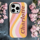 Funda iPhone 16 Pro Nombre personalizado de la ola de vintage Girly Re<br><div class="desc">Los estuches para teléfonos iPhone 16 Pro de Girly Retro Vintage Wave presentan una onda retro en tonos rosa, naranja y blanco con tu nombre personalizado en un elegante y moderno guión acentuado. Personalice editando el texto en el cuadro de texto proporcionado. Perfecto para cumpleaños, Navidades, Día de la Madre,...</div>
