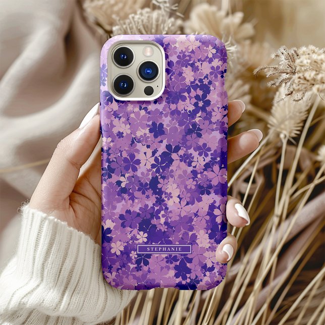 Funda iPhone 16 Pro Purple Floral Elegante Patrón de Flor Violeta (Wrap your phone in a dreamy garden of violet hues garden!)