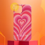 Funda iPhone 16 Psicodelia Calligrafía del corazón Psicodelic Nomb<br><div class="desc">Un patrón cardíaco funky con rosa pastel y rojos. El guión moderno con los swashes añade un toque moderno a este diseño retro. Añade tu nombre o borra el texto por una divertida portada femenina.</div>