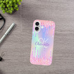 Funda iPhone 16 Purpurina arcoiris gotea monograma rosa<br><div class="desc">Un fondo holográfico de moda con colores pastel de unicornio y arcoiris en rosa, violeta, dorado rosa, verde menta. Decorado con goteo falso purpurina en oro rosa, rosa y morado. Personalice y agregue un nombre, y las iniciales de monograma, letras de color morado y blanco. ¡Un poco de luz diaria...</div>