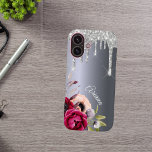 Funda iPhone 16 Purpurina de plata goteo flores de borgoña metálic<br><div class="desc">Purpurina falso plateado goteo,  pinta goteo sobre un fondo falso plateado metálico. Flores de color burdeos y oro rosa. Plantilla para su nombre. El nombre en gris claro está escrito con una escritura de estilo moderno y a la moda con letras a mano.</div>