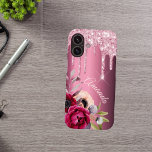 Funda iPhone 16 Purpurina rosa goteo floral metálico burdeos nombr<br><div class="desc">Purpurina de imitación rosa goteo,  pinta goteo sobre un fondo burdeos de aspecto metálico. Flores de color burdeos y oro rosa. Plantilla para su nombre. El nombre en rosa pastel está escrito con una escritura de estilo moderno y a la moda,  con letras a mano. Texto curvado, </div>