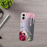Funda iPhone 16 Purpurina rosado plateado desliza el guión de nomb<br><div class="desc">Purpurina de imitación rosa goteo,  pinta goteo sobre un fondo falso plateado metálico. Flores de color burdeos y oro rosa. Plantilla para su nombre. El nombre en oro rosa está escrito con una escritura de estilo moderno y a la moda con letras a mano.</div>