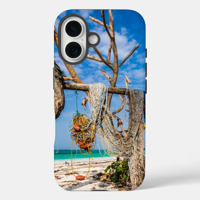 Funda iPhone 16 Redes de pesca que se secan en la playa (Reverso )