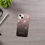 Funda iPhone 16 Rosa de estrellas de oro nombre negro<br><div class="desc">Un estuche de teléfono elegante,  para chicas. Estrellas de oro Rosa. Negro,  marrón,  café de color oscuro,  fondo degradado. Personalice y agregue su nombre,  escrito con un guión moderno de estilo con letras a mano. Letras de color oro Rosa.</div>
