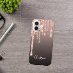 Funda iPhone 16 Rosa oro gotea cobre nombre sombrío niñita<br><div class="desc">Un estuche de teléfono elegante,  de chicas y de cristal. oro Rosa,  goteo de cobre,  goteo de pintura. Fondo negro,  marrón oscuro. Inserte su nombre,  escrito con un guión de estilo moderno con letras a mano. Letras de color oro Rosa.</div>
