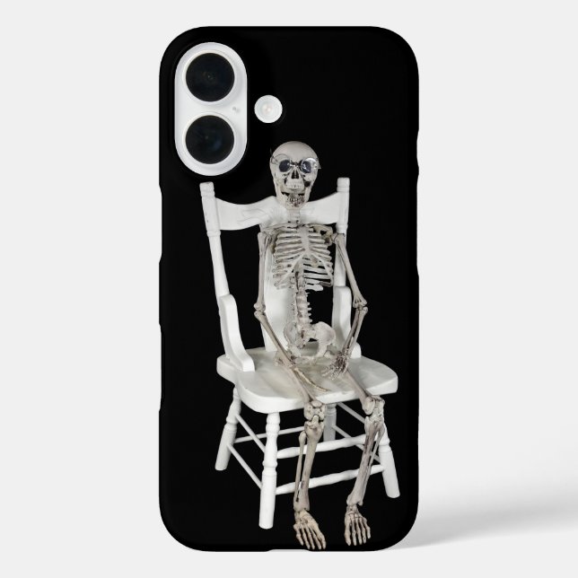 Funda iPhone 16 Skeleton sentado sobre una silla (Reverso )