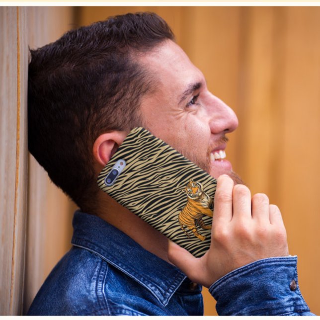 Funda iPhone 16 Tiger Pattern in Light Brown with Tiger  (Subido por el creador)