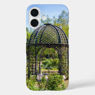 Funda iPhone 16 un cenador en un precioso paisaje ajardinado