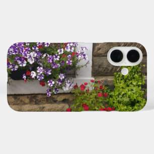 Funda iPhone 16 Ventana de cabaña escocesa con petunias y rosas
