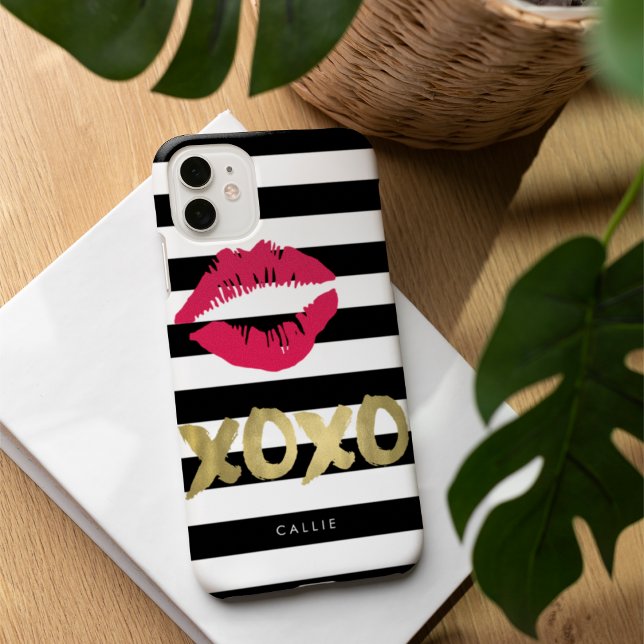 Funda iPhone 16 XOXO Impresión de labios rosados franja blanca y n (Subido por el creador)
