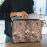 Funda moderna para portátil Rosa Gold<br><div class="desc">El moderno funda para portátil Rosa Gold combina un diseño elegante con una elegancia personalizada. Con un moderno fondo de oro rosa cortado con espacio rhombus para propósitos de personalización, este funda se acentúa con un lujo y espacio para su monograma, lo que lo hace único suyo. Construido con materiales...</div>
