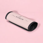 Funda Para Asa De Maleta Monograma simple de Rubor Dusty Pink<br><div class="desc">Ajuste de la manija de la maleta del nombre del monograma de escritura simple rosado y turbio de Rubor. Esto hace que la graduación perfecta, dulce cumpleaños de 16 años, boda, ducha de novia, aniversario, ducha de bebé o fiesta de soltera sea un regalo para alguien que ama el lujo...</div>