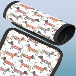 Funda Para Asa De Maleta Perro Dachshund Sausage<br><div class="desc">Pequeña salchicha de Dachshund o perritos de peluquería en ropa de cama de lana. Perfecto para los amantes de los perros y los paseantes.</div>