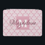 Funda para iPad Dusty Rosa Damask con monograma y<br><div class="desc">Este hermoso estuche para iPad presenta un patrón clásico de damasco blanco sobre un polvoriento fondo rosa. El diseño se personaliza con una letra inicial monograma y un nombre de personalizable. Perfecto para el trabajo o la escuela, o cualquier mujer que quiera una funda femenina bonito con un diseño simple...</div>