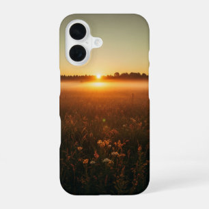 Funda Para iPhone 16 Amanecer vintage sobre la pradera