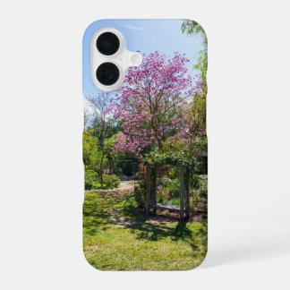 Funda Para iPhone 16 Árboles rosas en el jardín en los jardines de Desc