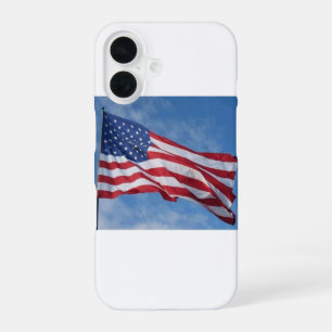 Funda Para iPhone 16 Bandera estadounidense ondeando contra un cielo az