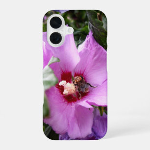 Funda Para iPhone 16 Bumblebee en la flor de Hibiscus
